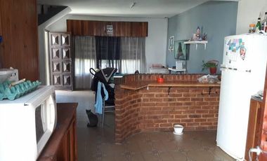 Casa De 2 Plantas + Departamento  En Los Polvorines