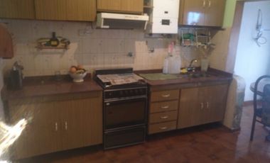 CASA CON 2 DEPTOS, LOCAL DE NEGOCIO Y GALPON AL FONDO EN VILLA SOLDATI