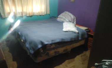 CASA CON 2 DEPTOS, LOCAL DE NEGOCIO Y GALPON AL FONDO EN VILLA SOLDATI