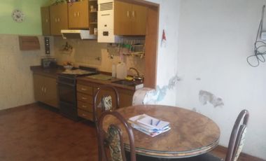 CASA CON 2 DEPTOS, LOCAL DE NEGOCIO Y GALPON AL FONDO EN VILLA SOLDATI