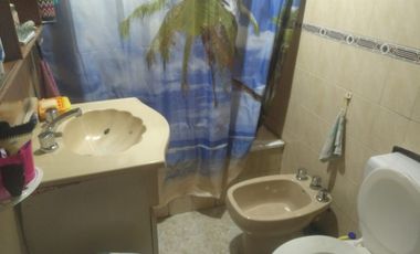 CASA CON 2 DEPTOS, LOCAL DE NEGOCIO Y GALPON AL FONDO EN VILLA SOLDATI