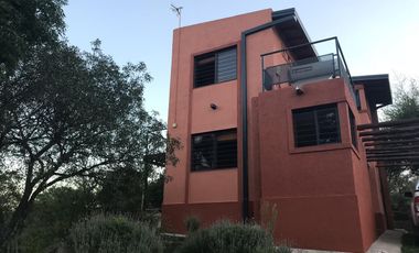 AT108. CUESTA BLANCA. HERMOSA CASA CON PILETA Y GRAN VISTA (2 PAX)