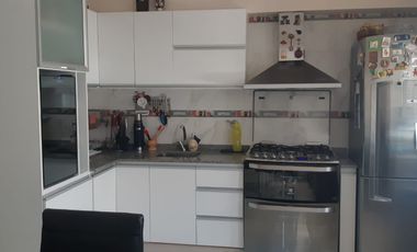 Venta Monte Grande Dúplex de 2 dormitorios c/ cochera y patio.