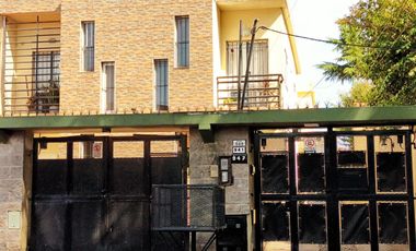 Venta Monte Grande Dúplex de 2 dormitorios c/ cochera y patio.