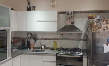 Venta Monte Grande Dúplex de 2 dormitorios c/ cochera y patio.