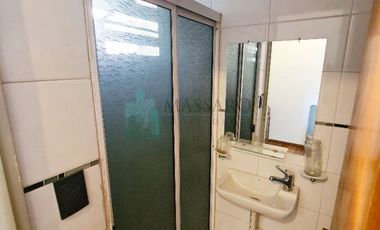 Casa ex municipal, 5 ambientes con patio, jardin, garage y terraza, Liniers.