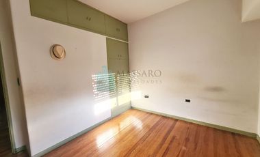 Casa ex municipal, 5 ambientes con patio, jardin, garage y terraza, Liniers.
