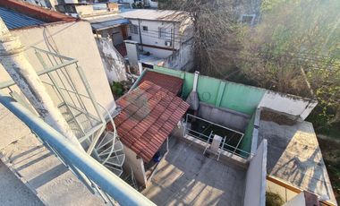 Casa ex municipal, 5 ambientes con patio, jardin, garage y terraza, Liniers.