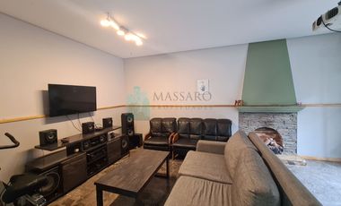 Casa ex municipal, 5 ambientes con patio, jardin, garage y terraza, Liniers.