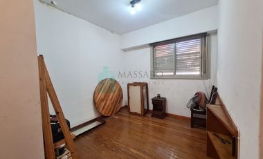 Casa ex municipal, 5 ambientes con patio, jardin, garage y terraza, Liniers.