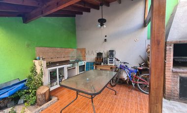 Casa ex municipal, 5 ambientes con patio, jardin, garage y terraza, Liniers.