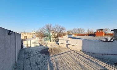 Casa ex municipal, 5 ambientes con patio, jardin, garage y terraza, Liniers.