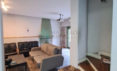 Casa ex municipal, 5 ambientes con patio, jardin, garage y terraza, Liniers.