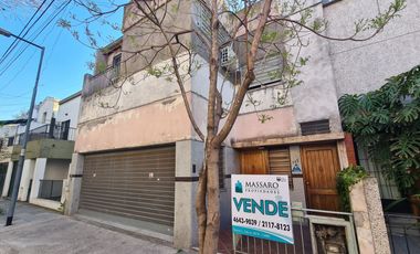 Casa ex municipal, 5 ambientes con patio, jardin, garage y terraza, Liniers.
