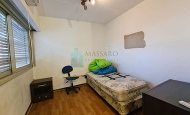 Casa ex municipal, 5 ambientes con patio, jardin, garage y terraza, Liniers.