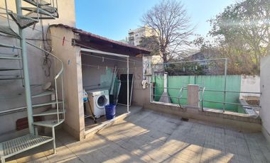 Casa ex municipal, 5 ambientes con patio, jardin, garage y terraza, Liniers.