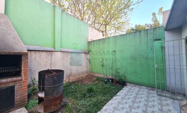 Casa ex municipal, 5 ambientes con patio, jardin, garage y terraza, Liniers.