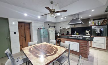 Casa ex municipal, 5 ambientes con patio, jardin, garage y terraza, Liniers.