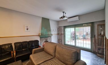 Casa ex municipal, 5 ambientes con patio, jardin, garage y terraza, Liniers.