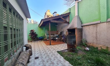 Casa ex municipal, 5 ambientes con patio, jardin, garage y terraza, Liniers.