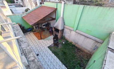 Casa ex municipal, 5 ambientes con patio, jardin, garage y terraza, Liniers.