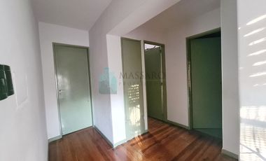 Casa ex municipal, 5 ambientes con patio, jardin, garage y terraza, Liniers.