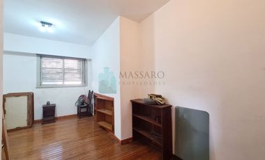 Casa ex municipal, 5 ambientes con patio, jardin, garage y terraza, Liniers.