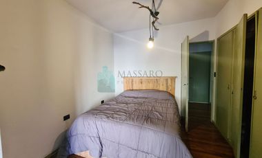 Casa ex municipal, 5 ambientes con patio, jardin, garage y terraza, Liniers.