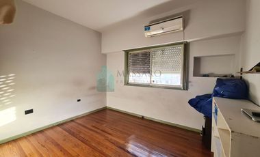 Casa ex municipal, 5 ambientes con patio, jardin, garage y terraza, Liniers.