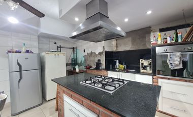 Casa ex municipal, 5 ambientes con patio, jardin, garage y terraza, Liniers.