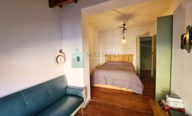 Casa ex municipal, 5 ambientes con patio, jardin, garage y terraza, Liniers.