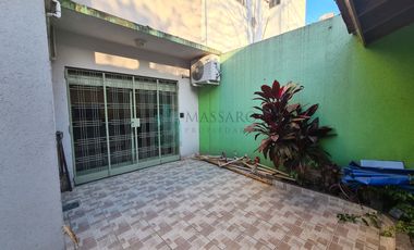 Casa ex municipal, 5 ambientes con patio, jardin, garage y terraza, Liniers.