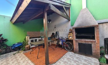 Casa ex municipal, 5 ambientes con patio, jardin, garage y terraza, Liniers.