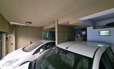 Casa ex municipal, 5 ambientes con patio, jardin, garage y terraza, Liniers.