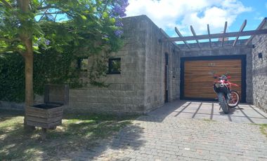 Casa en venta de 3 dormitorios c/ cochera en Mar de Ajo