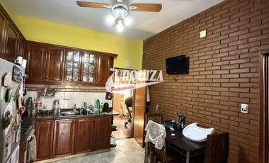 Casa en venta de 2 dormitorios c/ cochera en Ramos Mejía