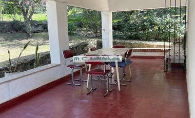 V80. TALA HUASI. CASA CON GRAN TERRENO SOBRE AV PRINCIPAL