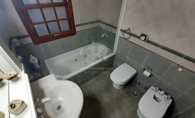 CODIGO 693 - CASA 5 DORMITORIOS ALQUILER TEMPORARIO EN CARILO - ZONA 7