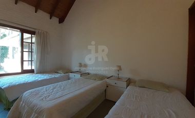 CODIGO 693 - CASA 5 DORMITORIOS ALQUILER TEMPORARIO EN CARILO - ZONA 7