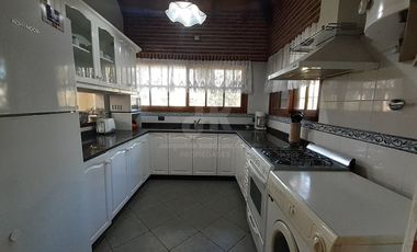CODIGO 693 - CASA 5 DORMITORIOS ALQUILER TEMPORARIO EN CARILO - ZONA 7