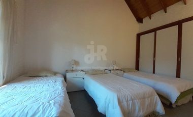 CODIGO 693 - CASA 5 DORMITORIOS ALQUILER TEMPORARIO EN CARILO - ZONA 7