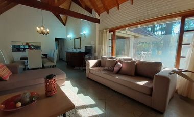 CODIGO 693 - CASA 5 DORMITORIOS ALQUILER TEMPORARIO EN CARILO - ZONA 7