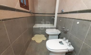 CODIGO 693 - CASA 5 DORMITORIOS ALQUILER TEMPORARIO EN CARILO - ZONA 7