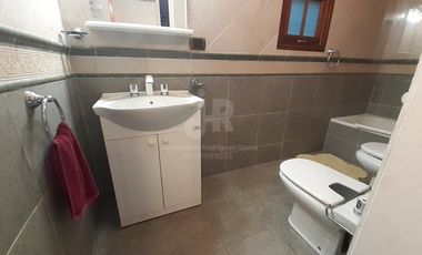 CODIGO 693 - CASA 5 DORMITORIOS ALQUILER TEMPORARIO EN CARILO - ZONA 7