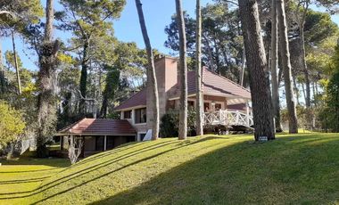 CODIGO 693 - CASA 5 DORMITORIOS ALQUILER TEMPORARIO EN CARILO - ZONA 7