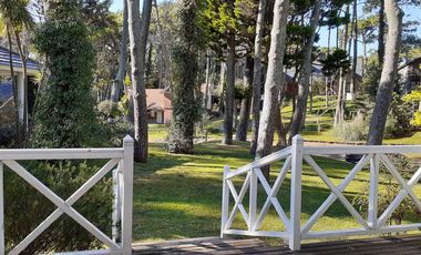 CODIGO 693 - CASA 5 DORMITORIOS ALQUILER TEMPORARIO EN CARILO - ZONA 7