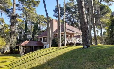 CODIGO 693 - CASA 5 DORMITORIOS ALQUILER TEMPORARIO EN CARILO - ZONA 7