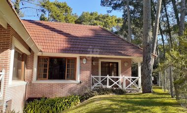 CODIGO 693 - CASA 5 DORMITORIOS ALQUILER TEMPORARIO EN CARILO - ZONA 7