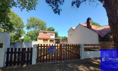 Casa en venta de 3 dormitorios c/ cochera en Costa Azul