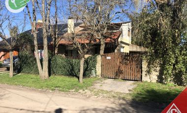 Chalet en venta de 2 dormitorios c/ cochera en Barrio La Florida